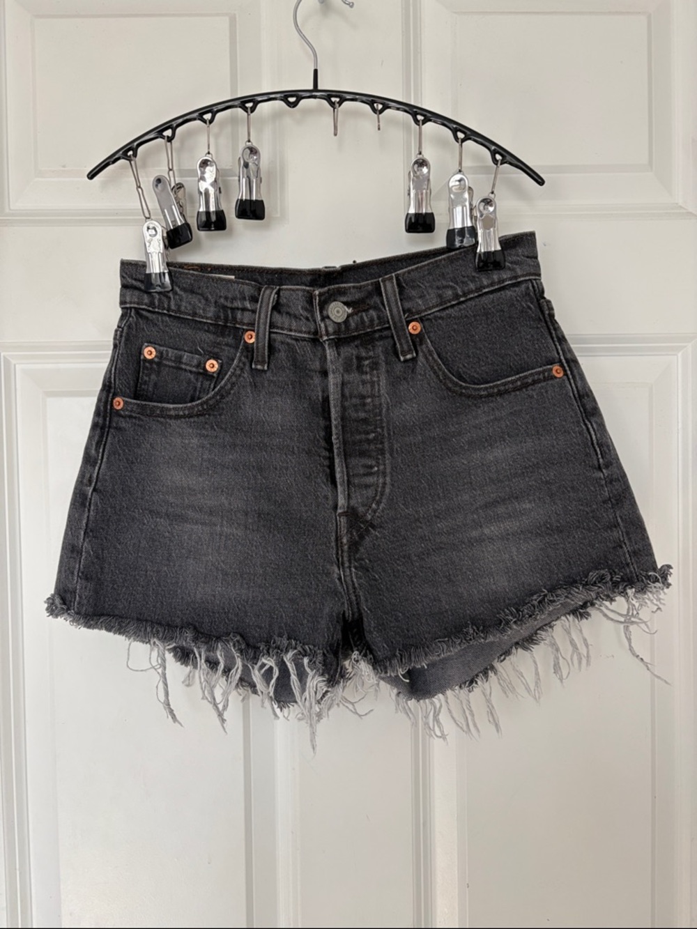 MUST GO! Levi’s 501 High-Rise Black Frayed Denim Shorts